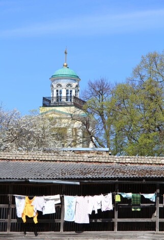 Ventspils luterāņu draudzē tiek mazgāta mācītāja “amorālā” rīcība. Kamēr ventspilnieki garīdznieka rīcībā neko nosodāmu nesaskata, viņa priekšniecība tajā saskata “nāves grēku”, par ko viņš būtu izraidāms no pilsētas.