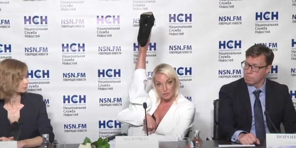 Никуда без шпагата: Волочкова во время серьезной пресс-конференции похвасталась растяжкой