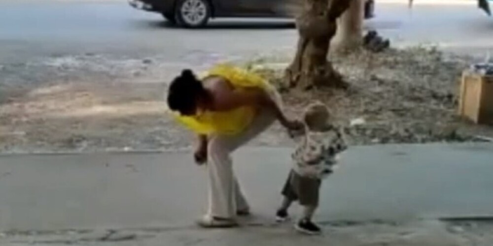 Мать "под кайфом" пошла на прогулку с ребенком