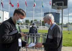 Зритель идет на чемпионат мира по хоккею 2021 года в Риге.