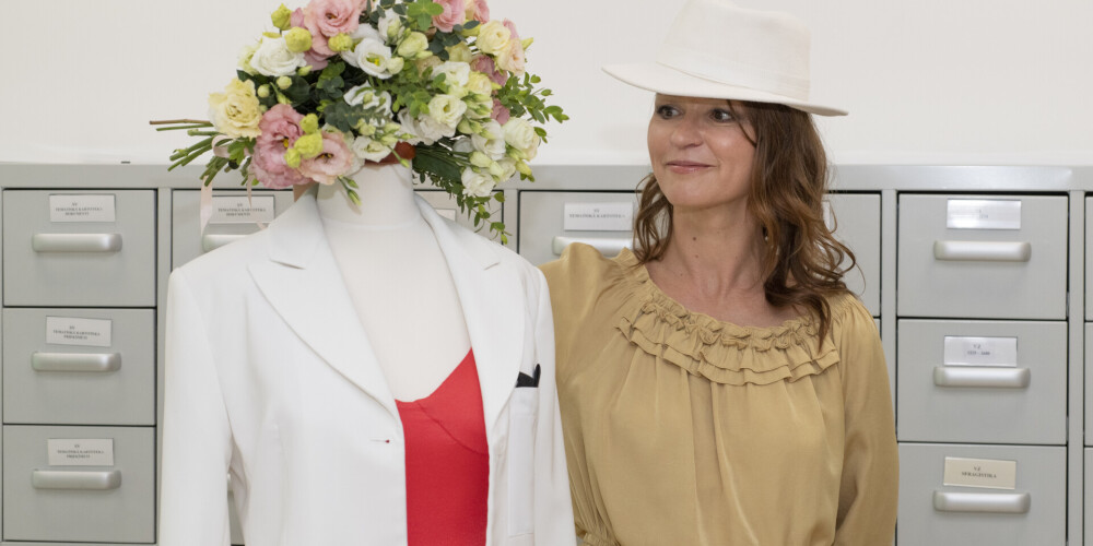 EKSKLUZĪVI FOTO. Marija Naumova muzejam uzdāvina leģendāro Eirovīzijas uzvarētājas kleitu