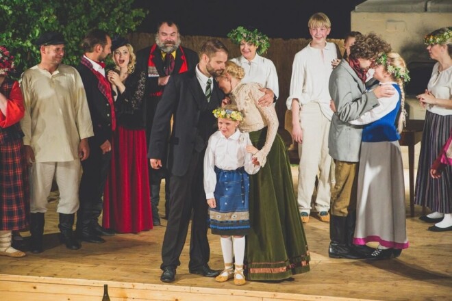 Neiztiksim arī bez “Skroderdienām Silmačos”, ko šogad izrādīs Ogres Tautas teātris – Meņģelē, Balvos un Ikšķilē. * Pirmsjāņu noskaņu latgalieši aicina sajust Lielajā Latgaļu tirgū Ludzā. *