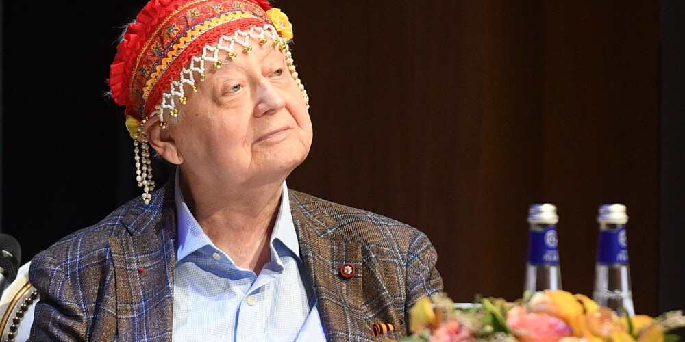 Оле́г Па́влович Табако́в (17 августа 1935, Саратов — 12 марта 2018, Москва) — советский и российский актёр и режиссёр театра и кино, педагог. Народный артист СССР (1988). Лауреат Государственных премий СССР (1967) и Российской Федерации (1998), Премии президента РФ (2003). Полный кавалер ордена «За заслуги перед Отечеством». Художественный руководитель и директор МХТ им. А. П. Чехова (2000—2018). Основатель и художественный руководитель Московского театра под руководством Олега Табакова («Табакерка») (1987—2018). Член Совета при президенте Российской Федерации по культуре и искусству (2001—2018).