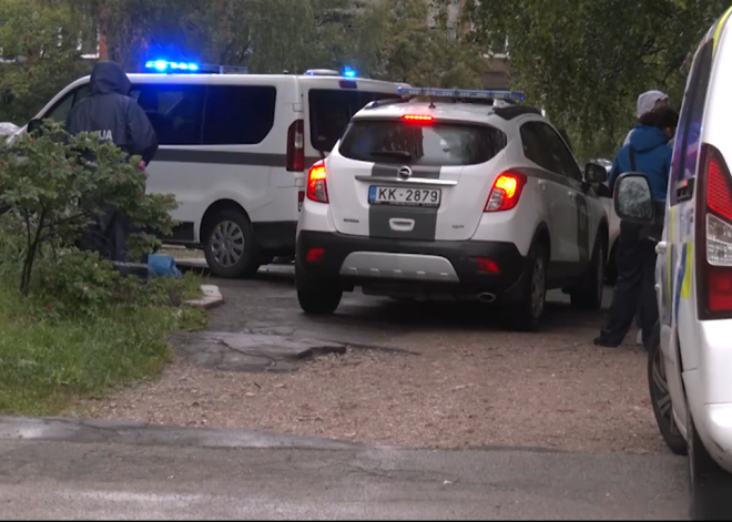 "Селфи" ценою в жизнь? В Риге, упав с крыши 12-этажного дома, погибла девушка