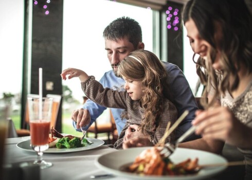 "Чтобы поужинать, нужно сделать тест себе, жене и ребенку": рестораны требуют пересмотра ограничений