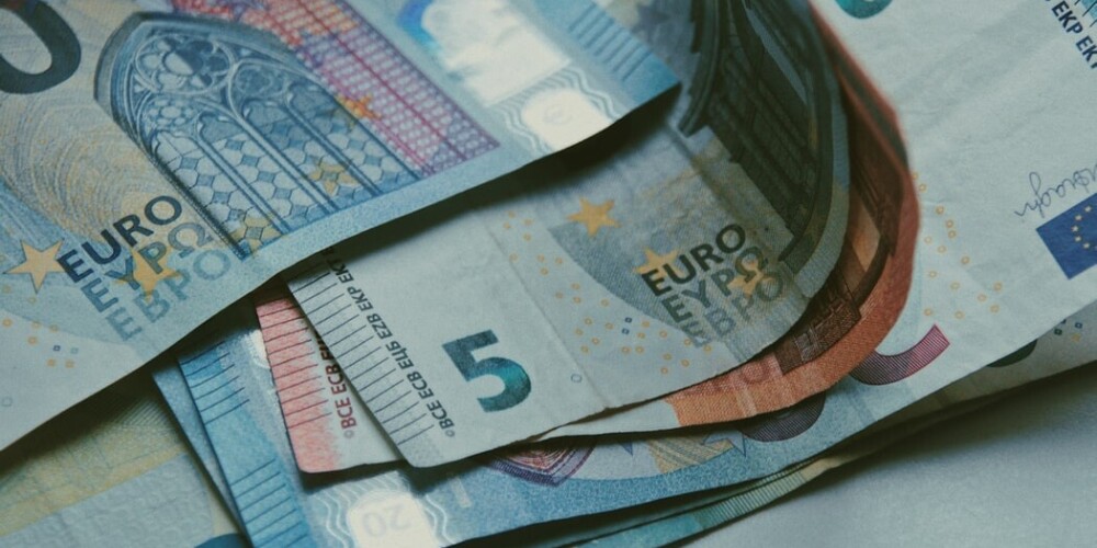 Vienreizējo 200 eiro pabalstu izmaksās arī izdienas pensionāriem ar invaliditāti