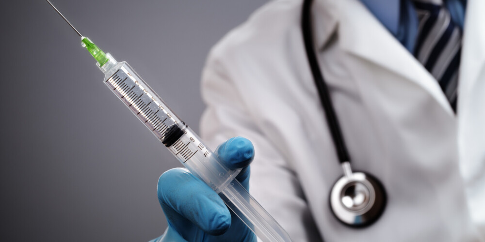 "Нужно хотя бы минимальное недомогание": по мнению вирусолога, отсутствие реакции на вакцину говорит о слабой защите