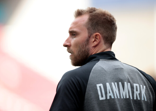 Dāņu futbolistam, kurš laukumā gandrīz zaudēja dzīvību, ievietots sirds stimulators