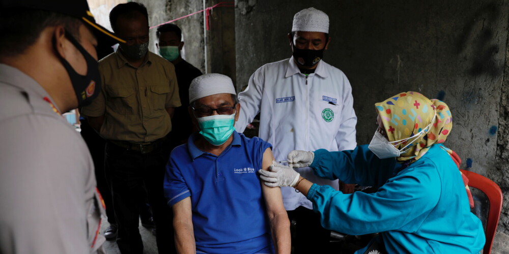 Indonēzijā vakcinēties mudina, dāvinot dzīvas radības