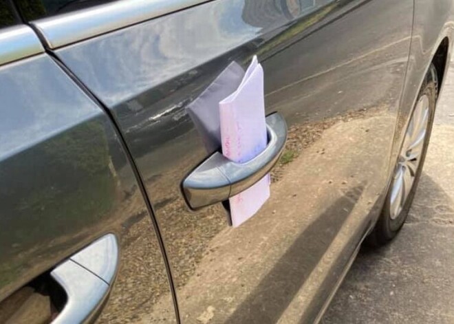 "Я увидела вас из окна своей машины...": записка, оставленная на машине многодетной матери, довела ее до слез
