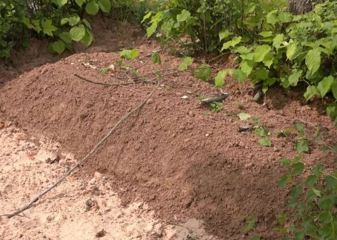 "Выкапывайте!": в Лимбажи на кладбище поверх свекрови похоронили... другого человека!