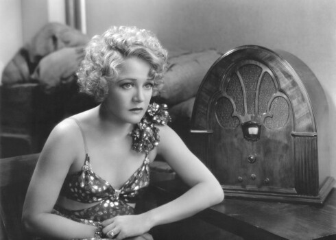 Lai arī feministes nevar vainot atpalicībā, 1928. gadā viņas bija visnotaļ nopietni satraukušās par radioviļņu nelabvēlīgo ietekmi uz gaisa “sabiezinājumu”.  *