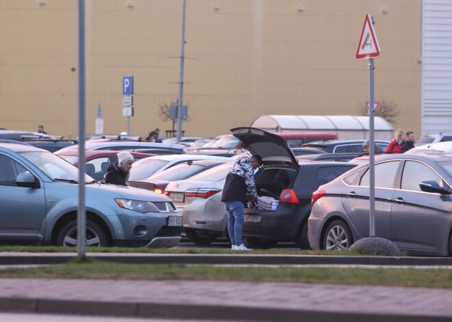 Traucējošu jauniešu dēļ vairāki tirdzniecības centri pēc darba laika slēgs stāvlaukumus