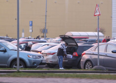 Допрыгались: несколько рижских торговых центров из-за веселья молодежи закрывают свои автостоянки в нерабочее время
