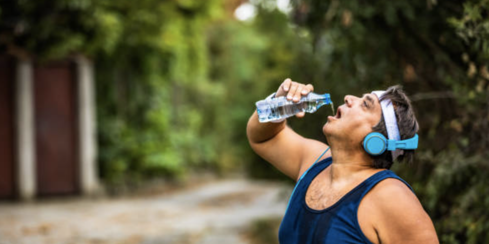 "Никаких литров насильно": врач объяснила, как правильно пить воду