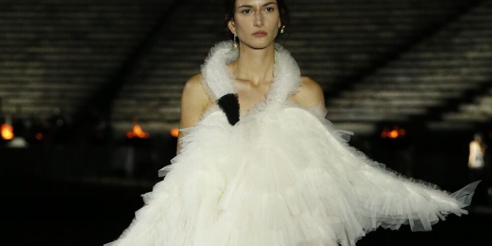 Банный халат, туника и платье-лебедь. Круизная коллекция Dior 2022