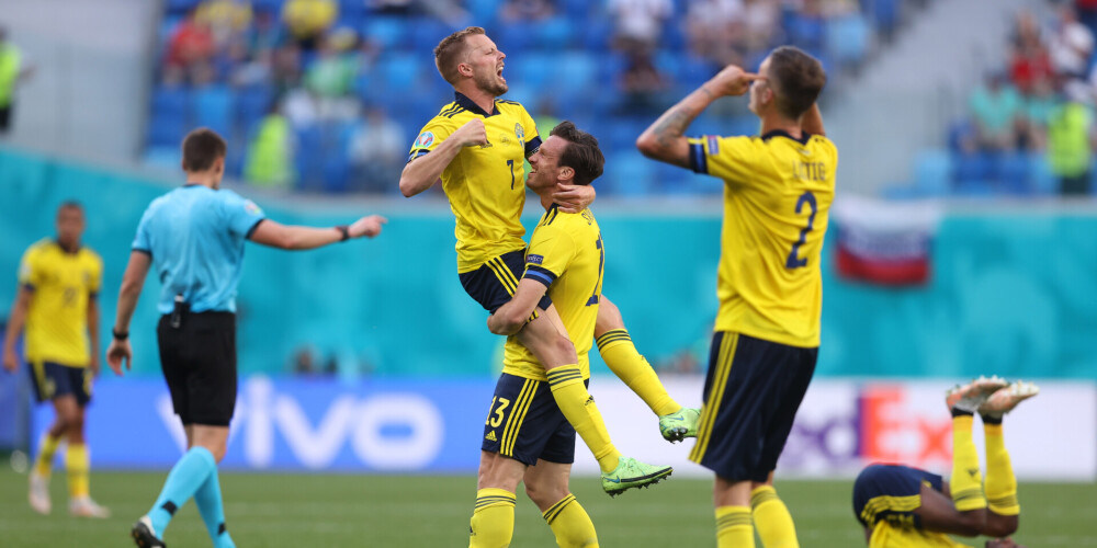 Zviedrijas futbolisti pēc piesardzīga pirmā puslaika uzvar Slovākiju