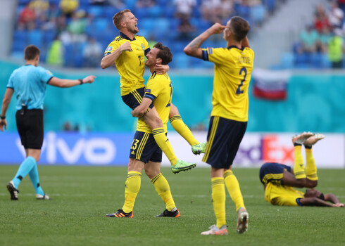 Zviedrijas futbolisti pēc piesardzīga pirmā puslaika uzvar Slovākiju