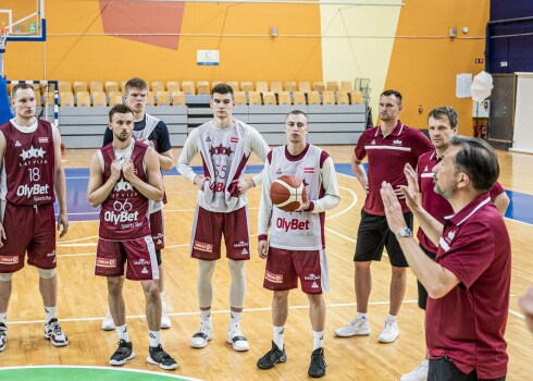 Latvijas basketbola izlase trenera Banki debijā līdzīgā cīņā zaudē Polijai