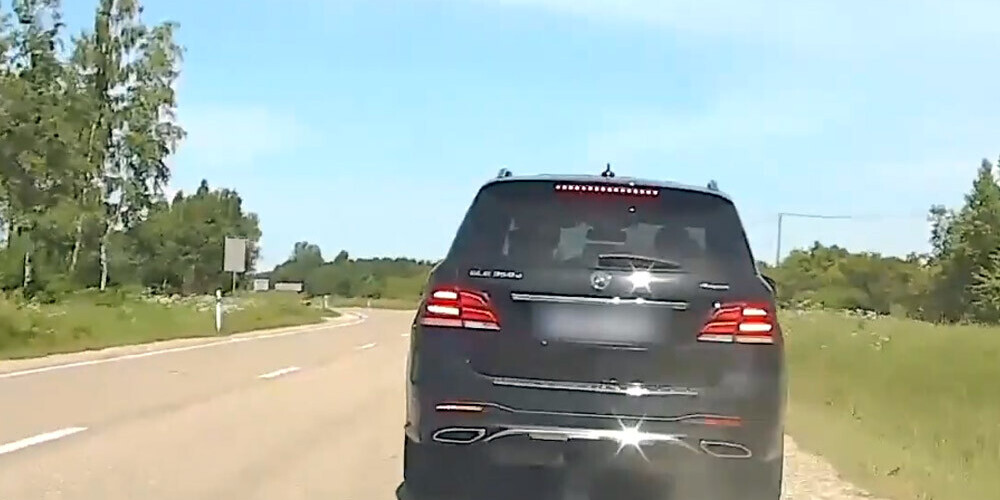 Šāda steigšanās Lietuvas pilsonim izmaksās 400 eiro un transportlīdzekļa vadīšanas tiesību atņemšanu uz 6 mēnešiem. 