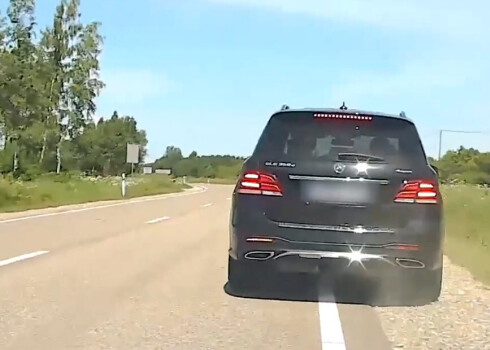 Šāda steigšanās Lietuvas pilsonim izmaksās 400 eiro un transportlīdzekļa vadīšanas tiesību atņemšanu uz 6 mēnešiem. 