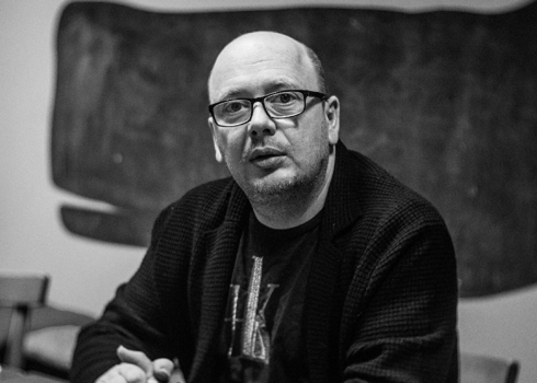 Латвийский писатель Слава Сэ скончался в больнице от коронавируса