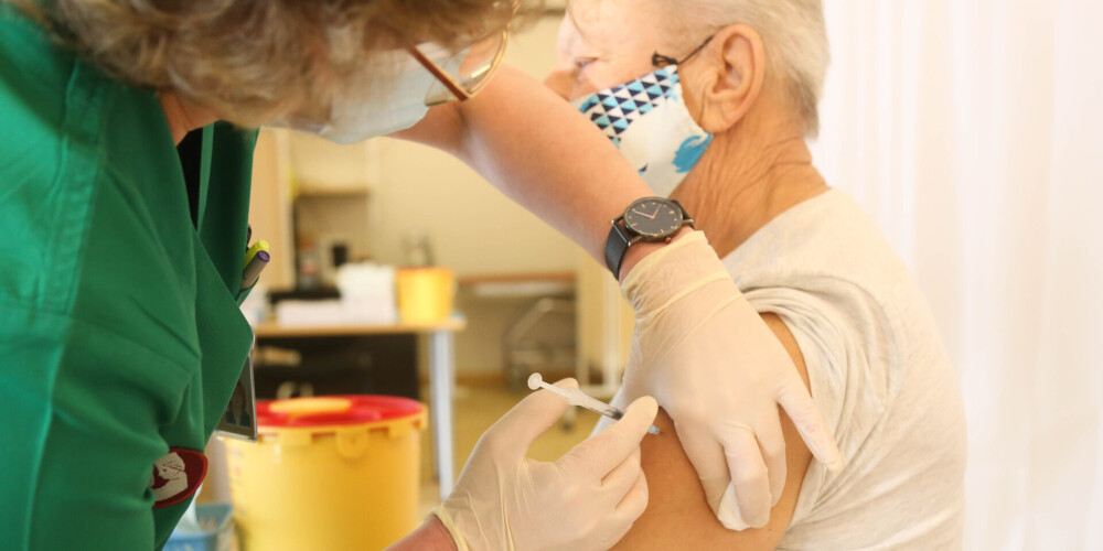 Senioru vakcinācija bez pieraksta Rīgā turpināsies arī vasaras saulgriežu svētku nedēļā