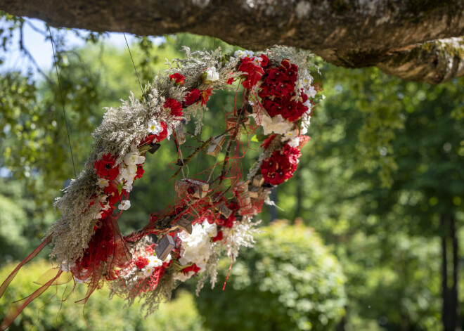 2021-06-18 Stilizētu Jāņu vainagu brīvdabas izstāde "Katram savu Jāņu rotu!", Kultūras pils "Ziemeļblāzma"parks, Ziemeļblāzmas 36