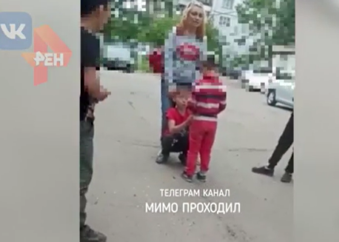 ВИДЕО: женщина прилюдно поставила на колени подростка, обидевшего ее сына