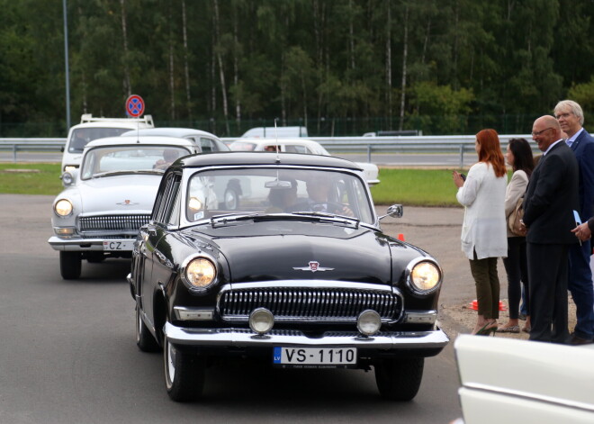 Vecumnieku novadā no angāra nozagti divi retro automobiļi
