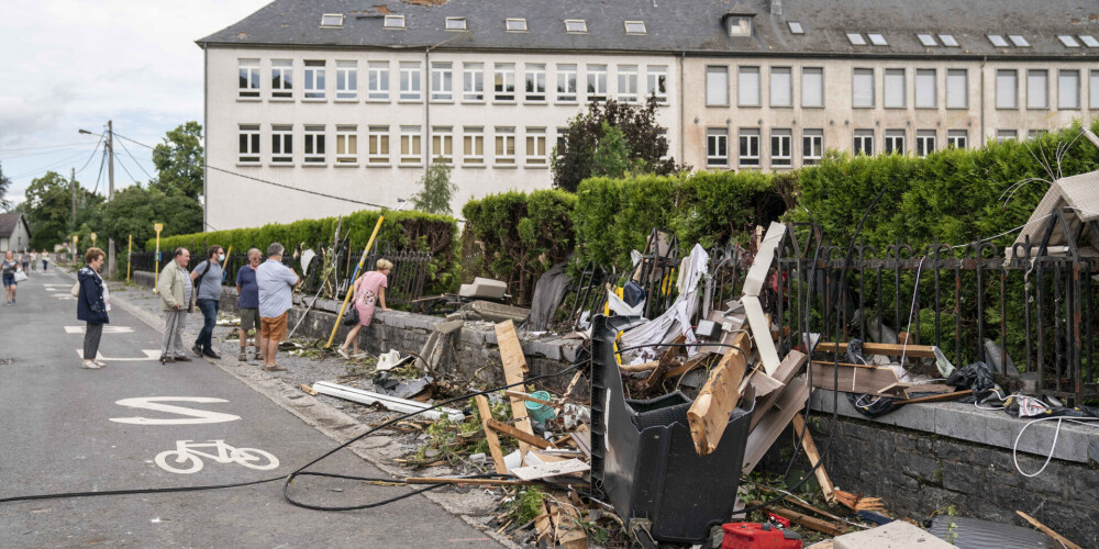 FOTO: Beļģijas pilsētai pāri traucas tornado, noraujot jumtus un izsitot stiklus