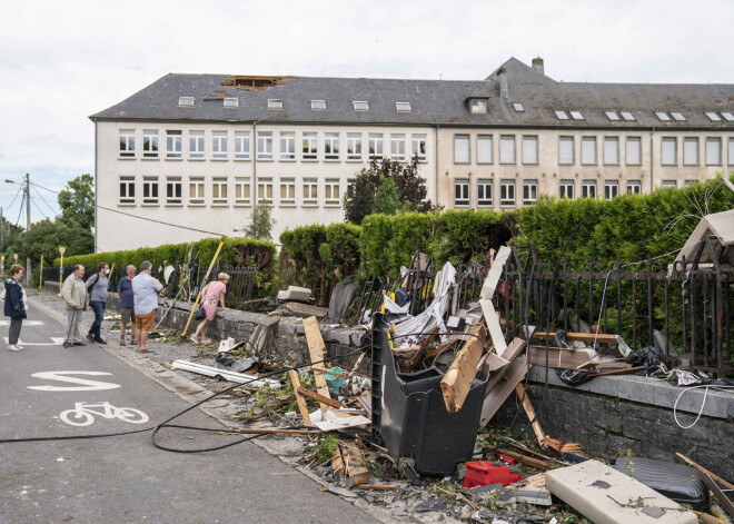 FOTO: Beļģijas pilsētai pāri traucas tornado, noraujot jumtus un izsitot stiklus