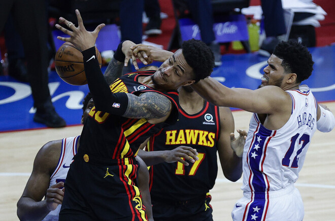 Atlantas "Hawks" basktebolisti uzvaru sērijā pret "76ers" nodrošināja viesos.