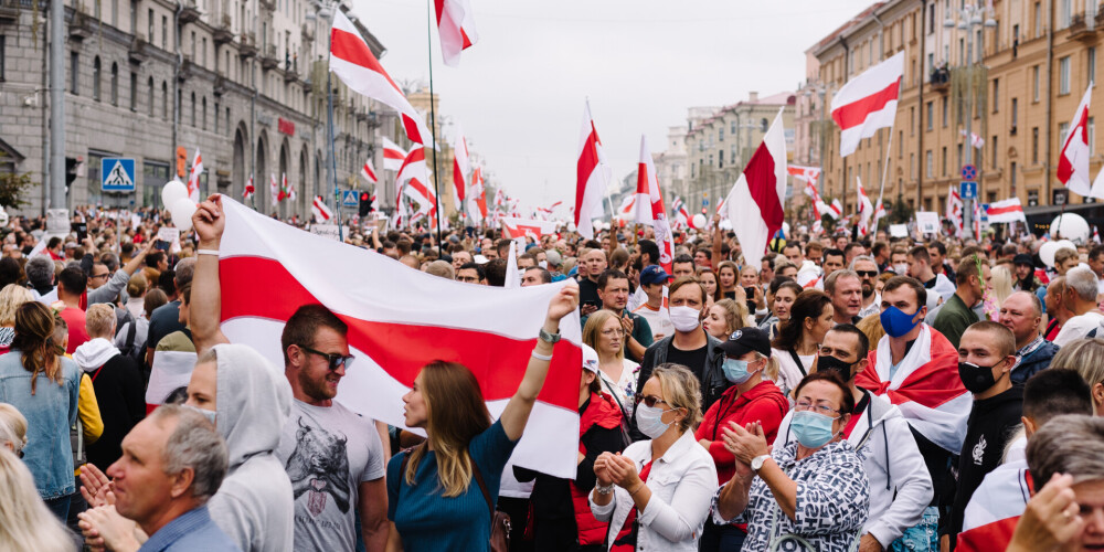 Белорусские власти могут признать флаг протестующих "нацистской символикой"