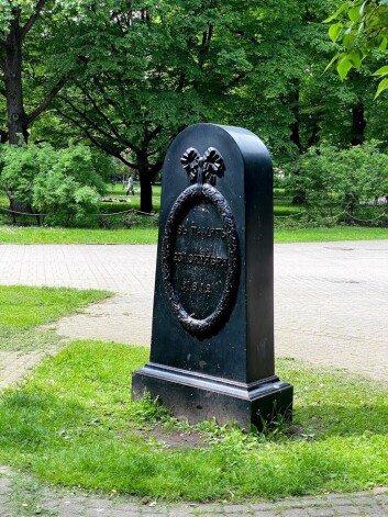 Rīgas ģenerālgubernatoram Filipam Pauluči veltītais pateicīgo rīdzinieku obelisks Vērmaņdārzā.