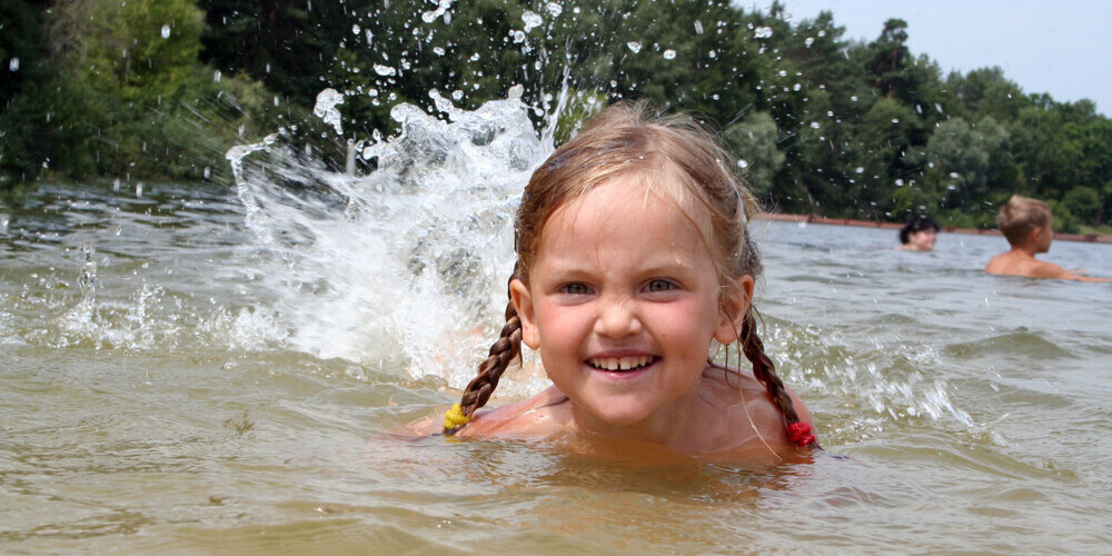 Bērni vieni peldvietās. Īpašā riska vecumi un slīkšanas pazīmes