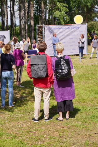 Uz muguras abiem bija līdzīgas taisnstūrformas somas, kādas patlaban ir ļoti modernas.