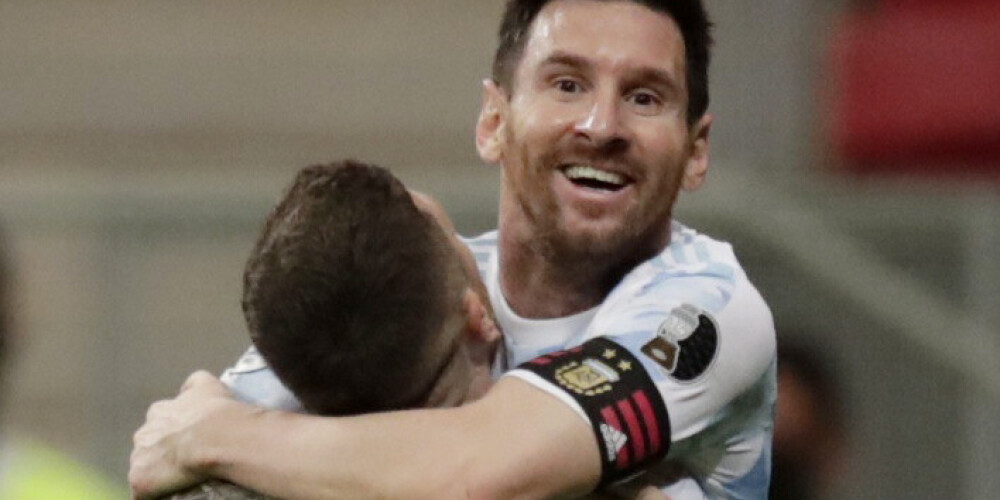 Argentīnas futbola izlase ir nacionālā futbola komanda, kas pārstāv Argentīnas valsti starptautiskās futbola sacensībās. Argentīnas futbola izlasi pārvalda Argentīnas Futbola asociācija. Savu pirmo spēli izlase aizvadīja 1901. gadā pret Urugvajas izlasi. 1930. gadā izlase kļuva par vienu no tām 13 izlasēm, kas piedalījās pirmajā pasaules čempionātā. Kopš tā laika Argentīnas izlase FIFA Pasaules kausa finālturnīros ir triumfējusi divas reizes (1978. un 1986. gadā).