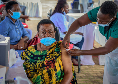 Uganda, Zimbabve, Bangladeša un Trinidāda un Tobāgo ir tikai dažas no valstīm, kas pēdējās dienās ziņojušas par vakcīnu trūkumu.