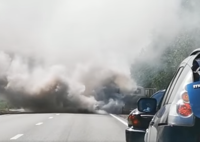 ВИДЕО: в Кандаве на дороге загорелся грузовик