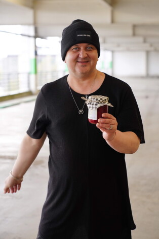 “Vismaz varu nopelnīt maizei un samaksāt rēķinus,” par savu vaļasprieku, kas pārtapis mājražošanā, saka kontrtenors Sergejs Jēgers.