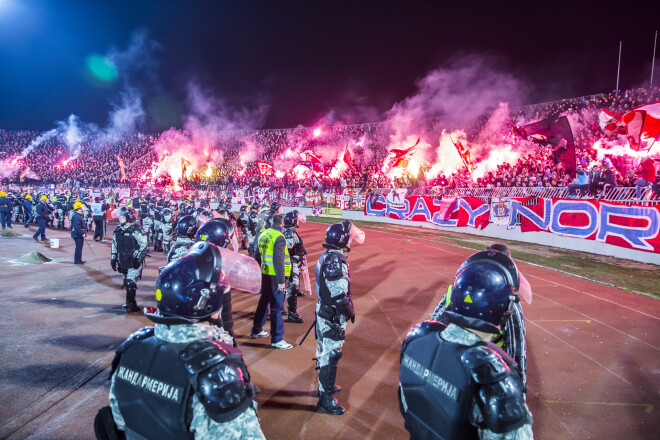 Dienvidslāvijā arī 30 gadus pēc liktenīgā "Dinamo" un "Crvena zvezda" mača fani ir tikpat karstasinīgi – šis attēls uzņemts 2016. gadā Belgradas stadionā klubu "Crvena zvezda" un "Partizan" mača laikā.