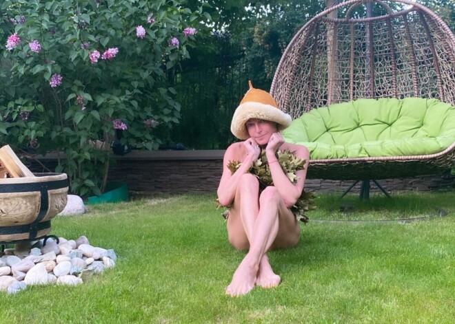 "О боже! Опять голая?": Волочкова эротично возлегла на траву после бани, прикрывшись веником