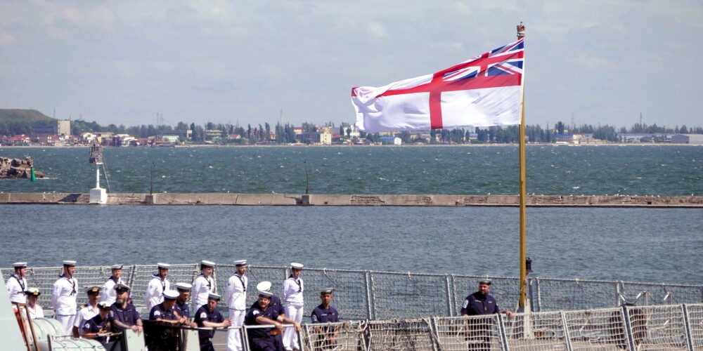 Krievija Melnajā jūrā raida brīdinājuma šāvienus pret britu kuģi; Londona noliedz