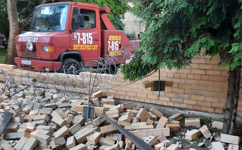 Latvijas vēstniecībā Minskā cauri sienai iztriecas auto evakuators