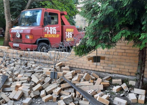 Latvijas vēstniecībā Minskā cauri sienai iztriecas auto evakuators