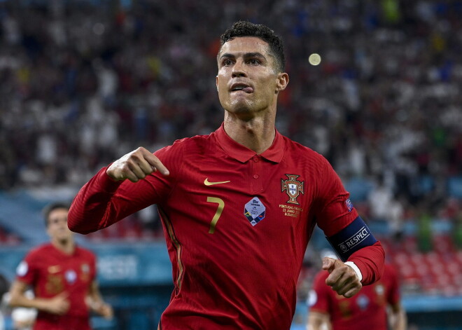 Ronaldu un Benzemā apmainās diviem gūtiem vārtiem, Portugālei iekļūstot astotdaļfinālā