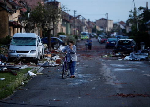Sieviete Čehijā vēro viesuļvētras radītos postījumus.