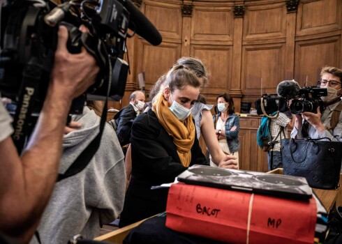Francūziete, kura nogalināja savu vardarbīgo vīru, tiesā noģībst, izdzirdot iespējamo soda ilgumu