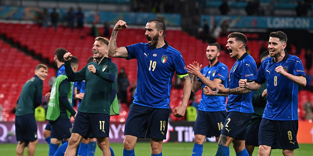 Itālijas izlases futbolisti priecājas par uzvaru pār Austriju.